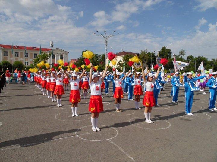 Үш тілде оқытатын мамандандырылған дарынды балаларға арналған мектеп оқушылары Балаларды қорғау күніне арналған мерекелік шеруге белсенді қатысты. 