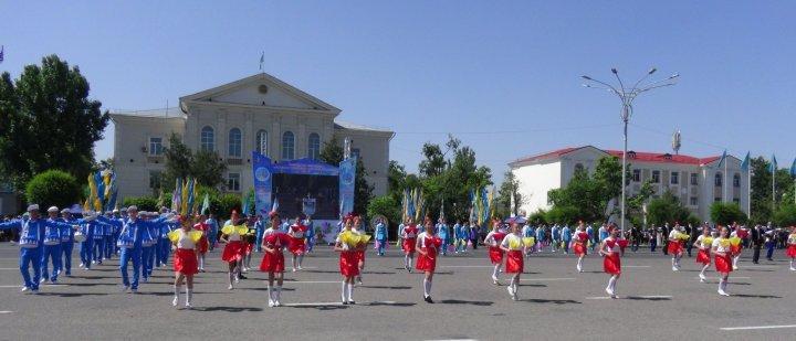 Үш тілде оқытатын мамандандырылған дарынды балаларға арналған мектеп оқушылары Балаларды қорғау күніне арналған мерекелік шеруге белсенді қатысты. 