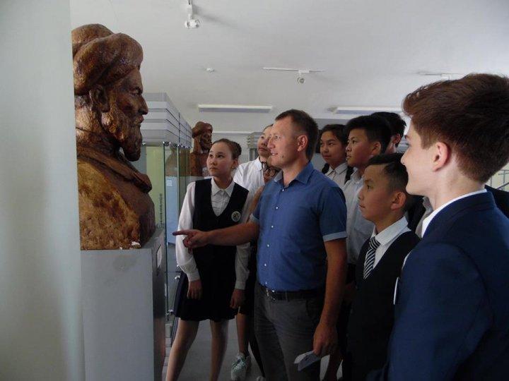 Музей - это место, где встречаются настоящее и прошлое. Посещение музея становится праздником для школьников. Через предметы старины и увлекательный рассказ экскурсовода, учащиеся знакомятся с историей Родины.