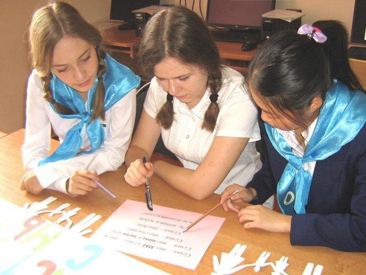 Библиотекарь Специализированной школы для одаренных детей с обучением на трех языках Мулдыева К.С