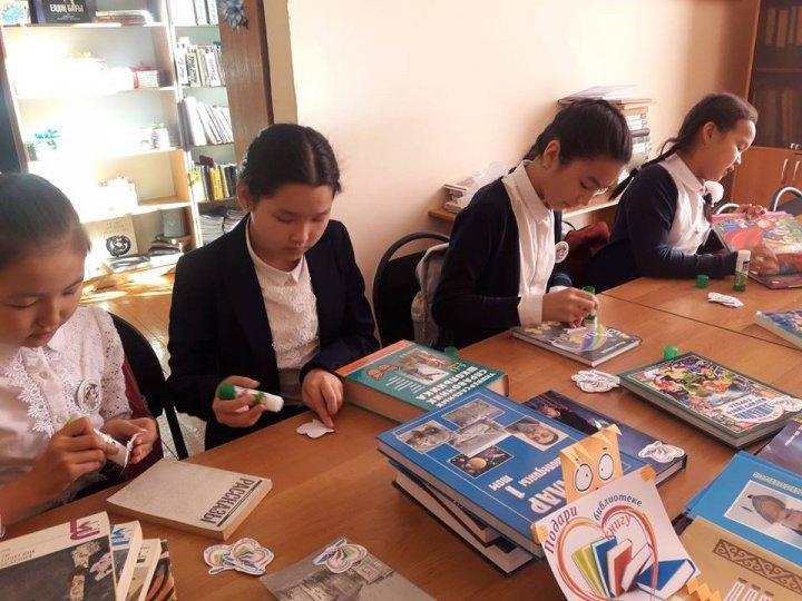 В рамках программы «Рухани жаңғыру» учащиеся Специализированной школы для одаренных детей с обучением на трех языках под руководством Мулдыевой К .С. и классных руководителей приняли активное участие в Республиканской акции «Подари библиотеке книгу».