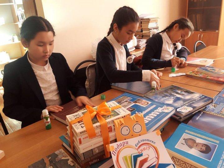 В рамках программы «Рухани жаңғыру» учащиеся Специализированной школы для одаренных детей с обучением на трех языках под руководством Мулдыевой К .С. и классных руководителей приняли активное участие в Республиканской акции «Подари библиотеке книгу».